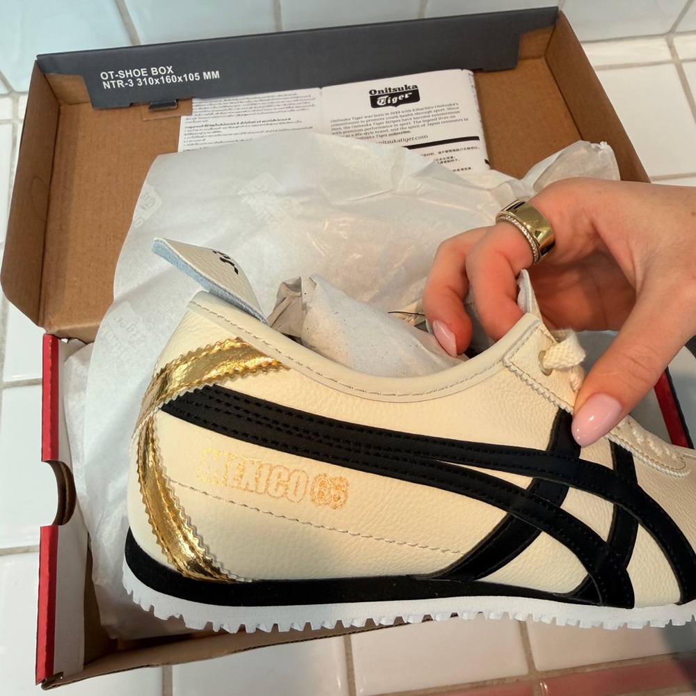 NWT Onitsuka Tiger by Asics Mexico 66 Sneakers Cream with Black Accents - Picture 3 of 6